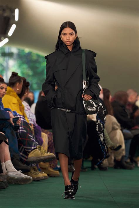 vogue runway burberry